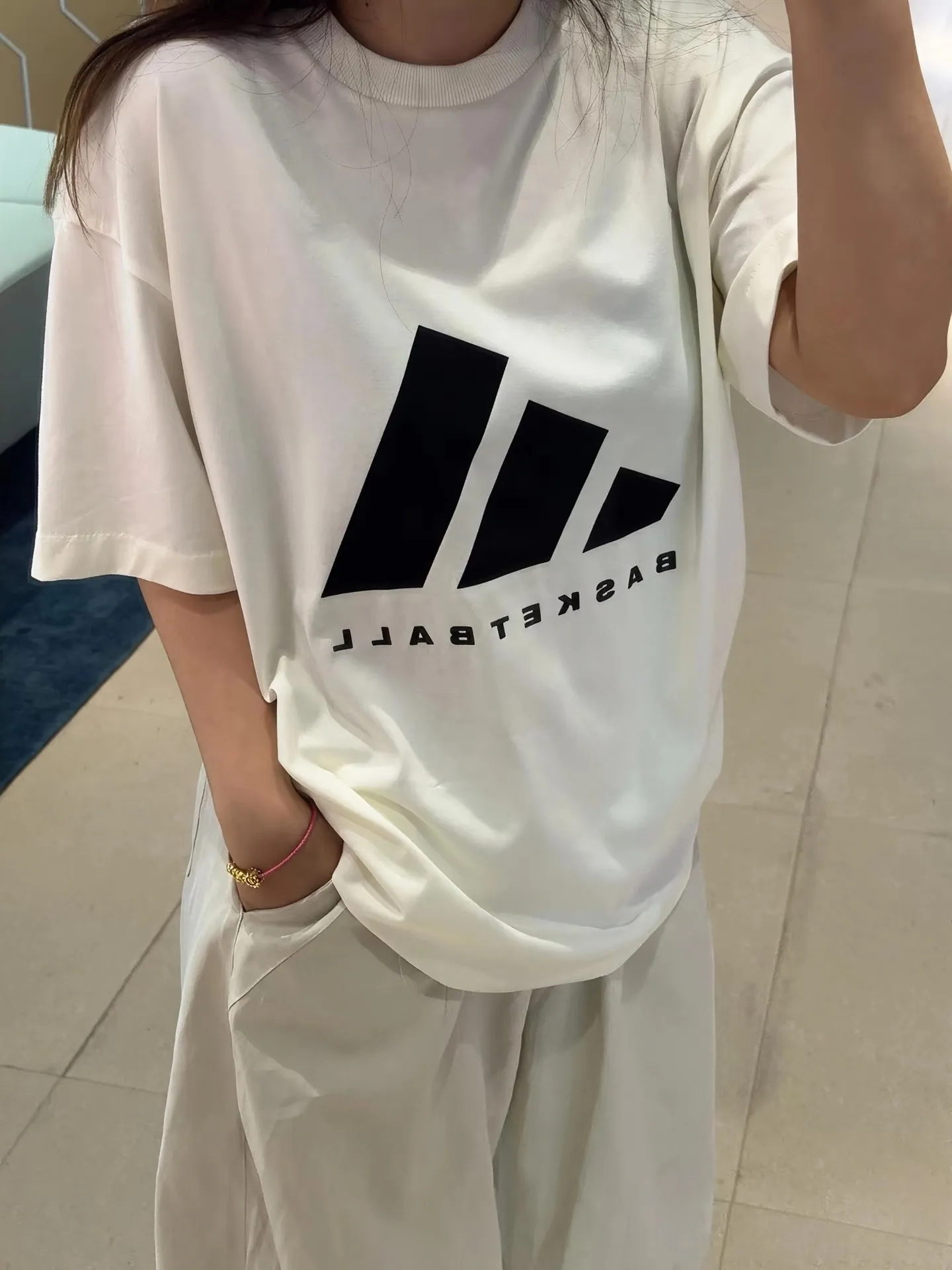 ：KK 10 Originals × T Same Style ： 1.320g ，100% ， ， ， 。 2. ， ， ， ， ！ 3. ， ， ， 。 4. ， Breathable ， Quality 。 ： ， 。 “Daily Log : Relarda” ，“goodday Hows your weather?” ， 。 ， ， 。 ：Black、White Size ：S-XL